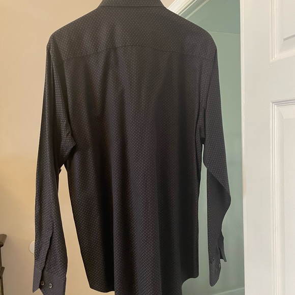 Bugatchi mens long sleeved shirt with pocket. Size large. Black with a pattern. - Picture 3 of 4